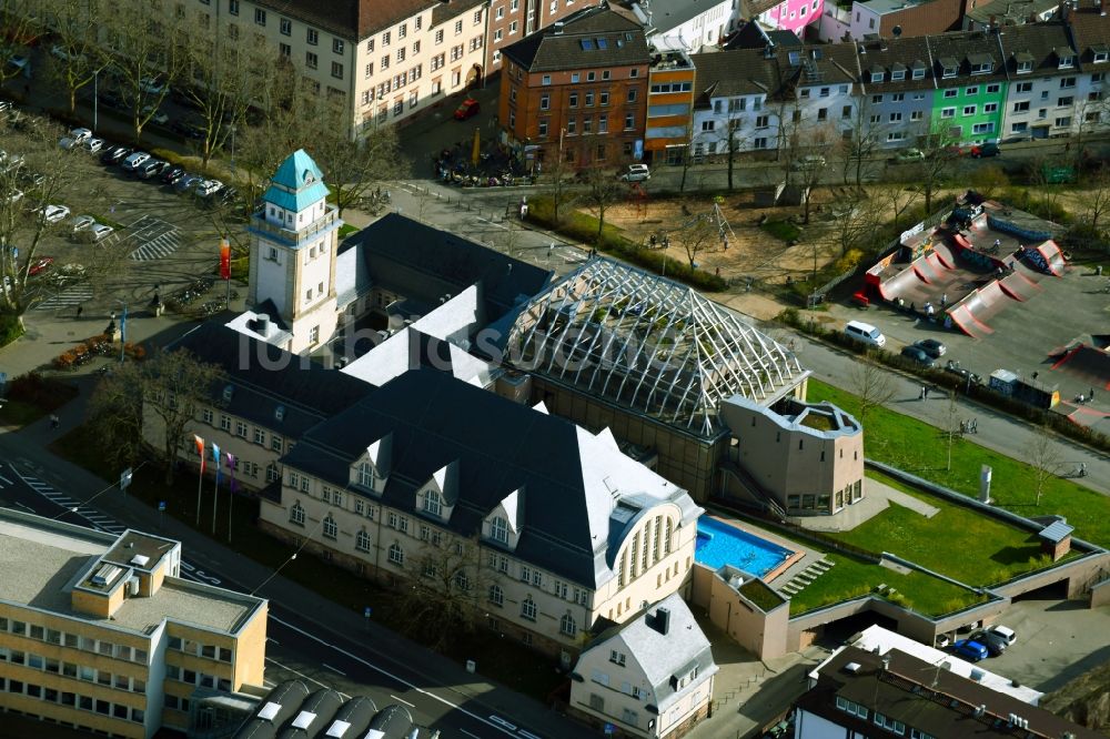 Darmstadt von oben - Schwimmbecken und Gebäude des Badekomplexes Jugendstilbad in Darmstadt im Bundesland Hessen, Deutschland