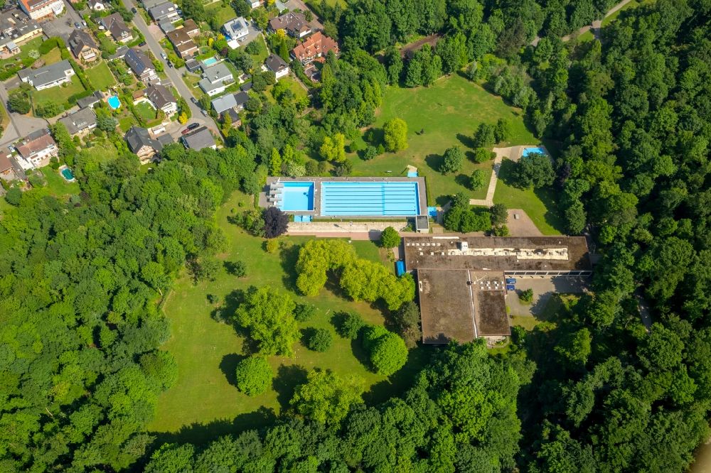Luftaufnahme Bochum - Schwimmbecken des Hallenfreibades Höntrop im Ortsteil Wattenscheid in Bochum im Bundesland Nordrhein-Westfalen, Deutschland