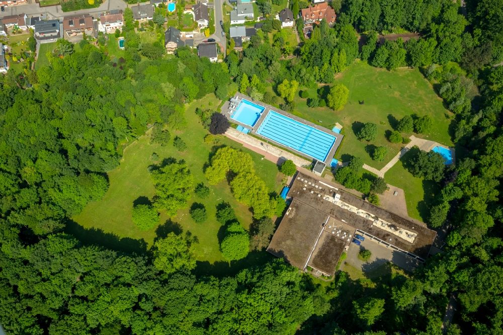 Bochum von oben - Schwimmbecken des Hallenfreibades Höntrop im Ortsteil Wattenscheid in Bochum im Bundesland Nordrhein-Westfalen, Deutschland