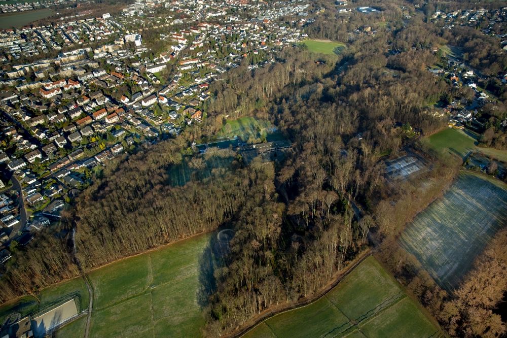 Luftaufnahme Bochum - Schwimmbecken des Hallenfreibades im Ortsteil Höntrop in Bochum im Bundesland Nordrhein-Westfalen