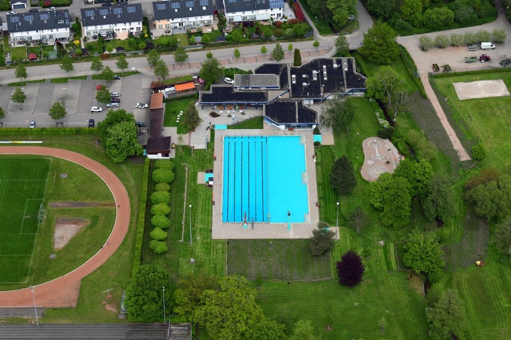 Schopfheim aus der Vogelperspektive: Schwimmbecken und Liegewiesen des Schwimmbades in Schopfheim im Bundesland Baden-Württemberg, Deutschland