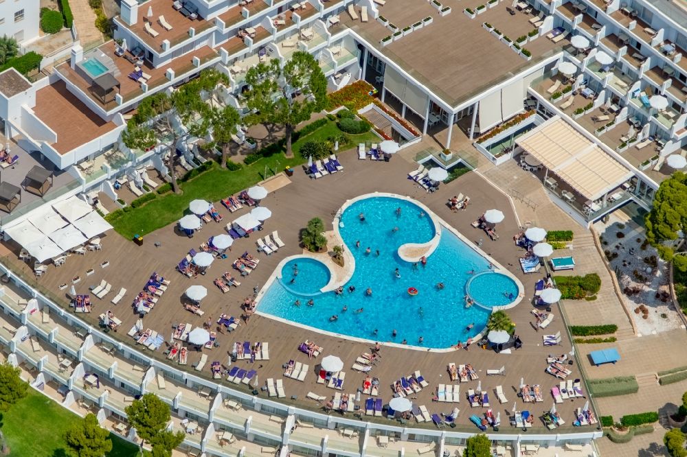 Luftbild Palmanova - Schwimmbecken - Pool auf dem Dach des Aparthotel Ponent Mar an der Carrer Marquès de la Torre in Palmanova in Balearische Insel Mallorca, Spanien