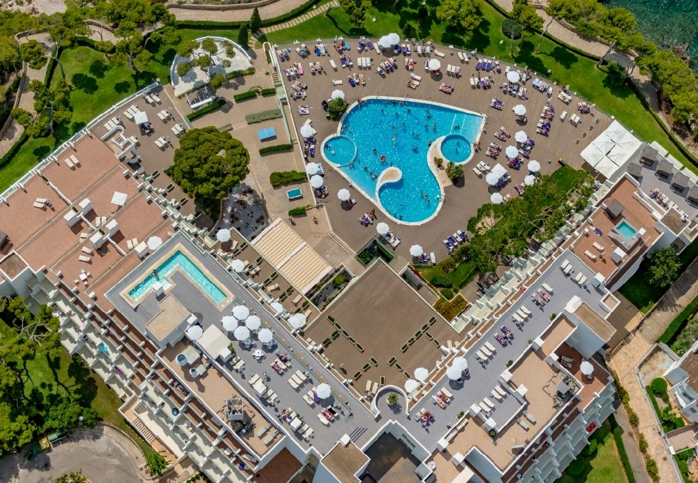 Palmanova aus der Vogelperspektive: Schwimmbecken - Pool auf dem Dach des Aparthotel Ponent Mar an der Carrer Marquès de la Torre in Palmanova in Balearische Insel Mallorca, Spanien
