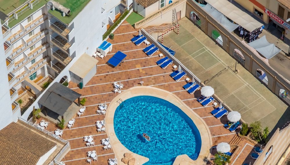 Luftbild Llucmajor - Schwimmbecken - Pool auf dem Dach des Hotels Hotel Kilimanjaro an der Carrer del Gran i General Consell in Llucmajor in Balearische Insel Mallorca, Spanien