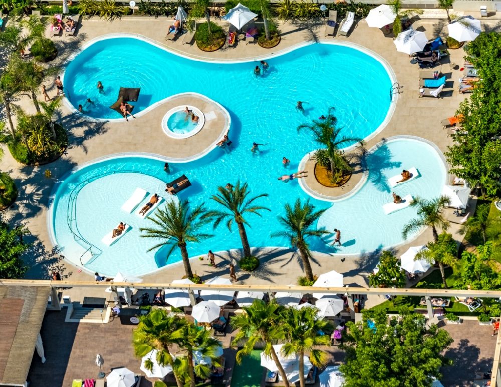 Palma aus der Vogelperspektive: Schwimmbecken - Pool des Hotel Caballero an der Carrer de Neopàtria in Palma in Balearische Insel Mallorca, Spanien