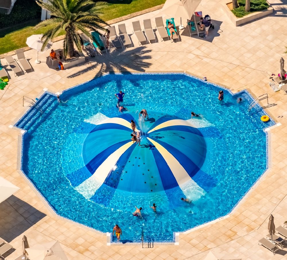 Luftbild Muro - Schwimmbecken - Pool im Hotel La Cerveceria in Muro in Balearische Insel Mallorca, Spanien