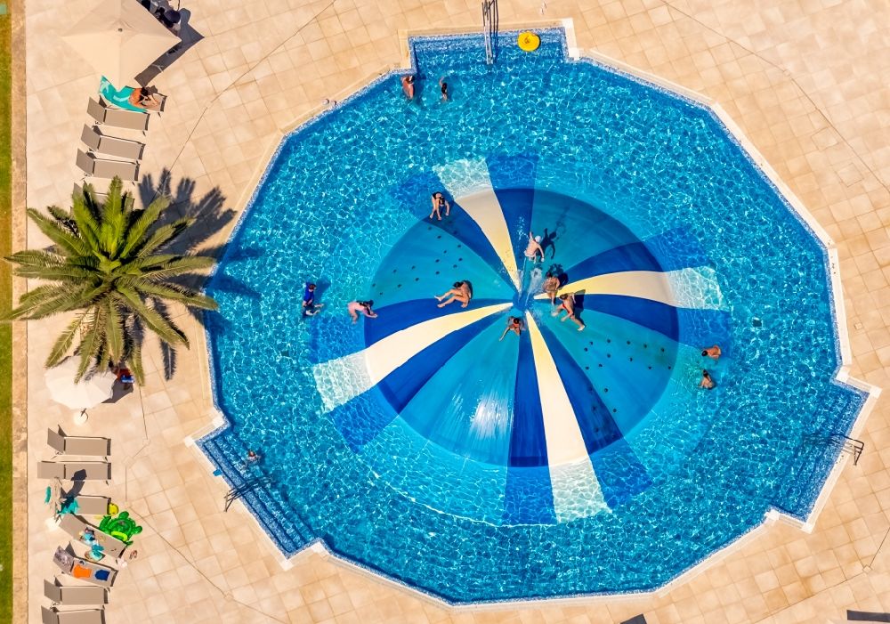 Muro von oben - Schwimmbecken - Pool im Hotel La Cerveceria in Muro in Balearische Insel Mallorca, Spanien