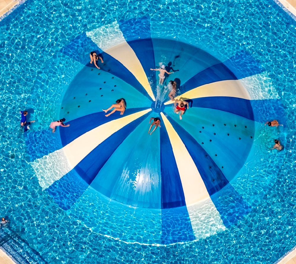 Muro aus der Vogelperspektive: Schwimmbecken - Pool im Hotel La Cerveceria in Muro in Balearische Insel Mallorca, Spanien