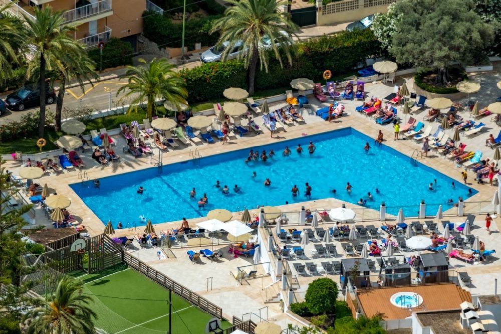 Palmanova von oben - Schwimmbecken - Pool vom Hotel Globales Palmanova an der Carrer Mestre Nicolau in Palmanova in Balearische Insel Mallorca, Spanien