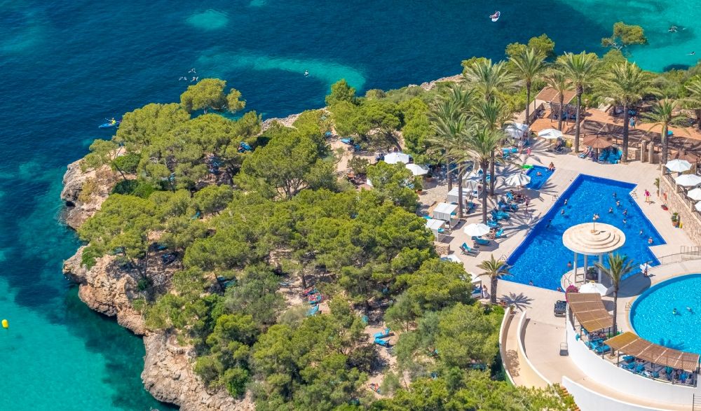 Luftbild Cala D'or - Schwimmbecken - Pool des Hotel Robinson Cala Serena in Cala D'or in Balearische Insel Mallorca, Spanien