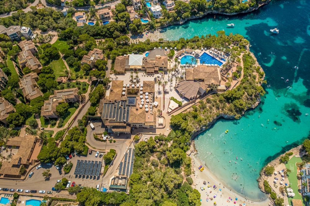 Luftaufnahme Cala D'or - Schwimmbecken - Pool des Hotel Robinson Cala Serena in Cala D'or in Balearische Insel Mallorca, Spanien