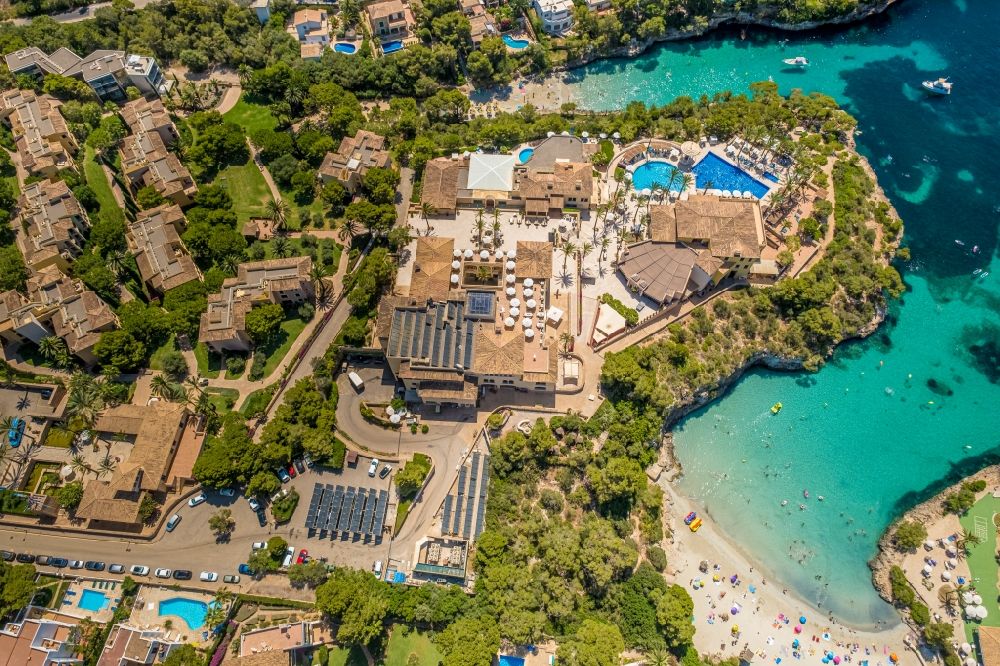 Cala D'or aus der Vogelperspektive: Schwimmbecken - Pool des Hotel Robinson Cala Serena in Cala D'or in Balearische Insel Mallorca, Spanien