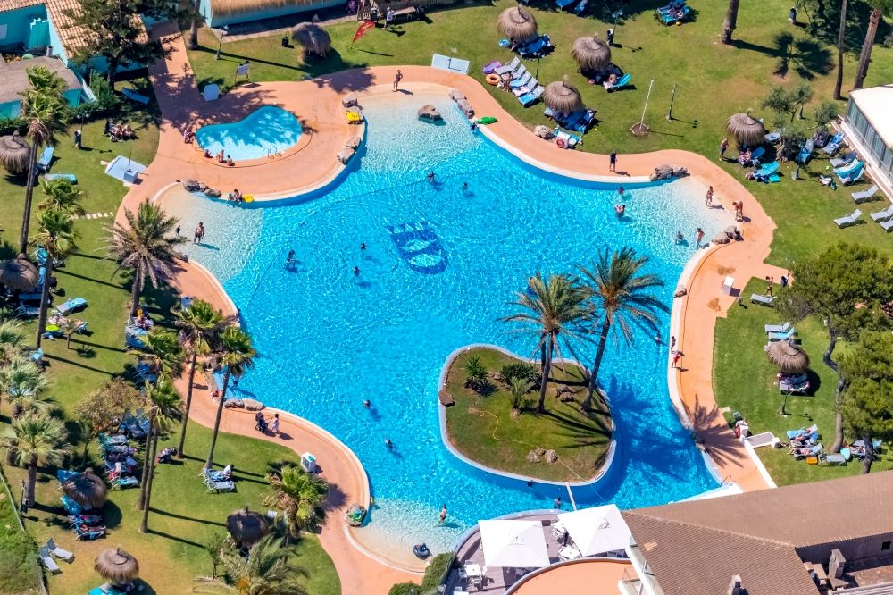 Luftbild Muro - Schwimmbecken - Pool auf dem Hotelgelände am Hotel Playa Esperanza Resort an der Avenida de s'Albufera in Muro in Balearische Insel Mallorca, Spanien