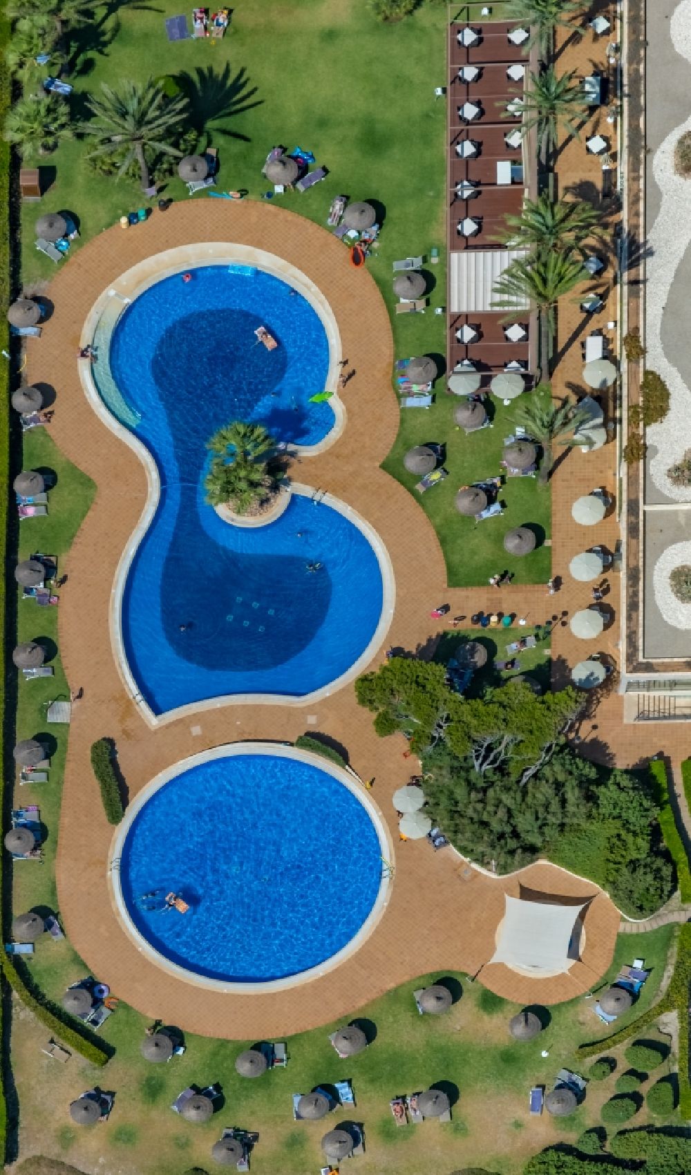 Luftbild Muro - Schwimmbecken - Pool des Hotels Grupotel Natura Playa an den Playas de Muro in Muro in Balearische Insel Mallorca, Spanien