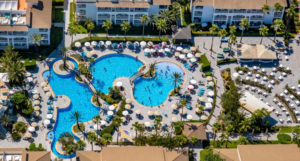 Luftaufnahme Can Picafort - Schwimmbecken - Pool des Hotels Playa Garden Selection Hotel & Spa an der Avenida Platges de Muro in Can Picafort in Balearische Insel Mallorca, Spanien