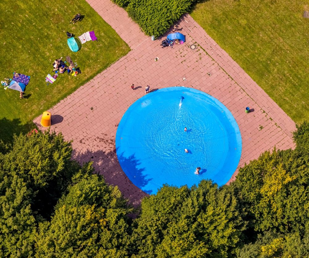 Luftbild Bergkamen - Schwimmbecken - Pool des Wellenbad in Bergkamen im Bundesland Nordrhein-Westfalen, Deutschland