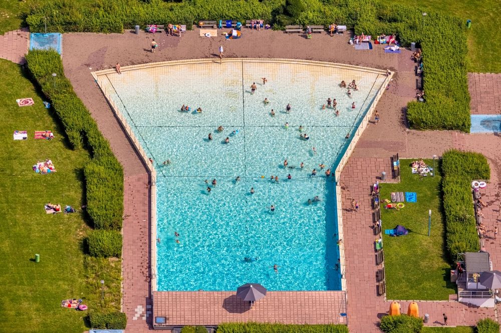 Bergkamen von oben - Schwimmbecken - Pool des Wellenbad in Bergkamen im Bundesland Nordrhein-Westfalen, Deutschland