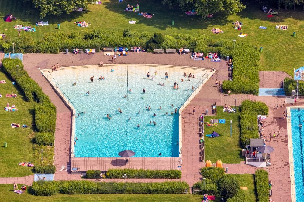 Luftaufnahme Bergkamen - Schwimmbecken - Pool des Wellenbad in Bergkamen im Bundesland Nordrhein-Westfalen, Deutschland