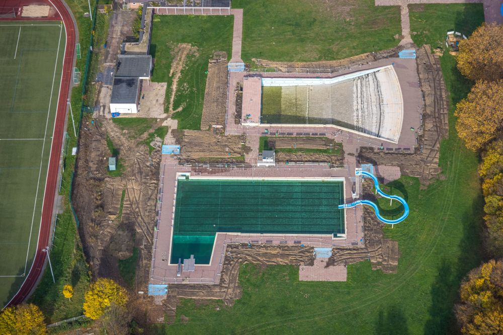 Bergkamen aus der Vogelperspektive: Schwimmbecken - Pool des Wellenbad in Bergkamen im Bundesland Nordrhein-Westfalen, Deutschland