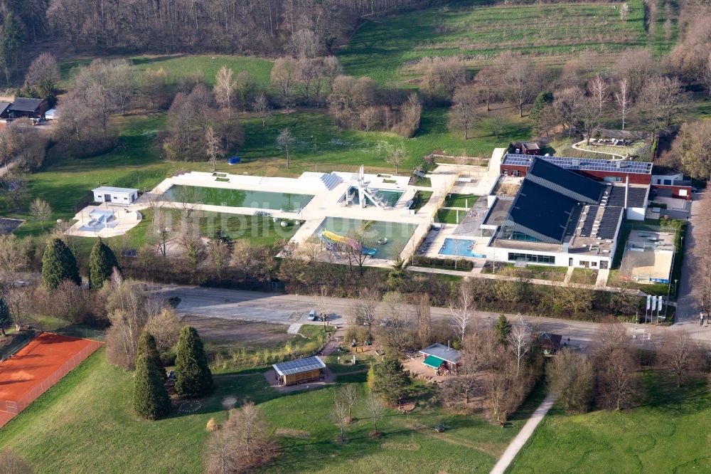 Luftbild Denzlingen - Schwimmbecken des Sport & Familienbad MACH´ BLAU Denzlingen in Denzlingen im Bundesland Baden-Württemberg, Deutschland