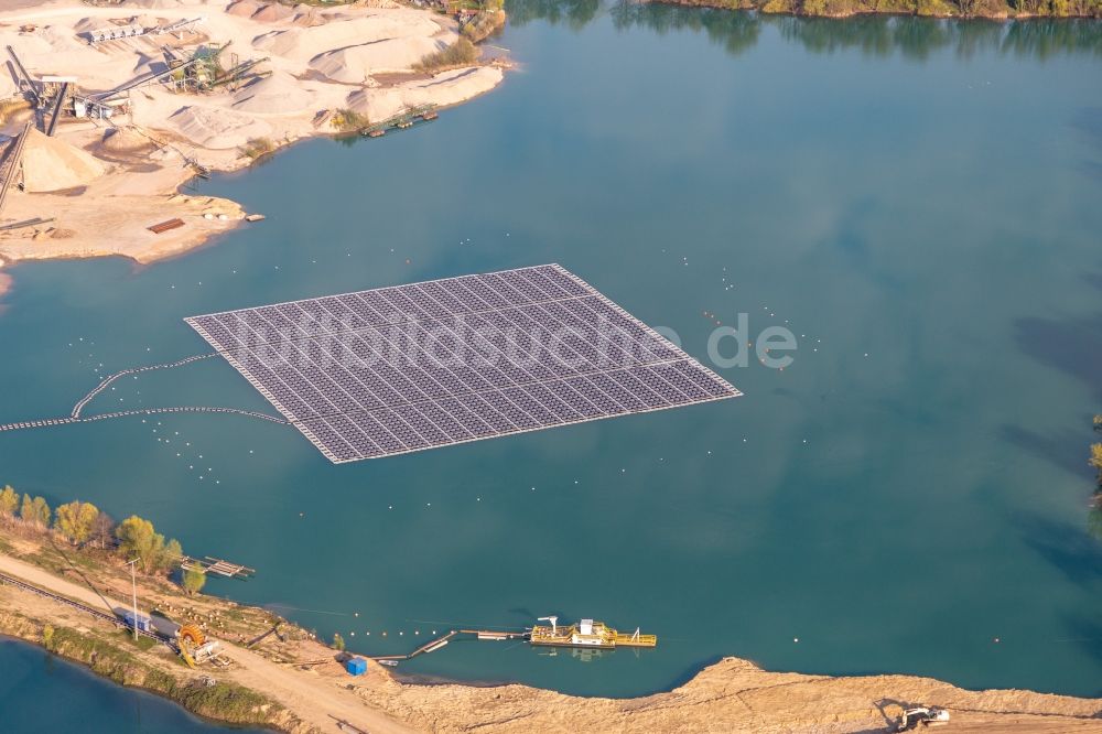 Leimersheim aus der Vogelperspektive: Schwimmendes Solarkraftwerk und Photovoltaik- Anlagen auf einem Baggersee zur Kiesgewinnung in Leimersheim im Bundesland Rheinland-Pfalz, Deutschland