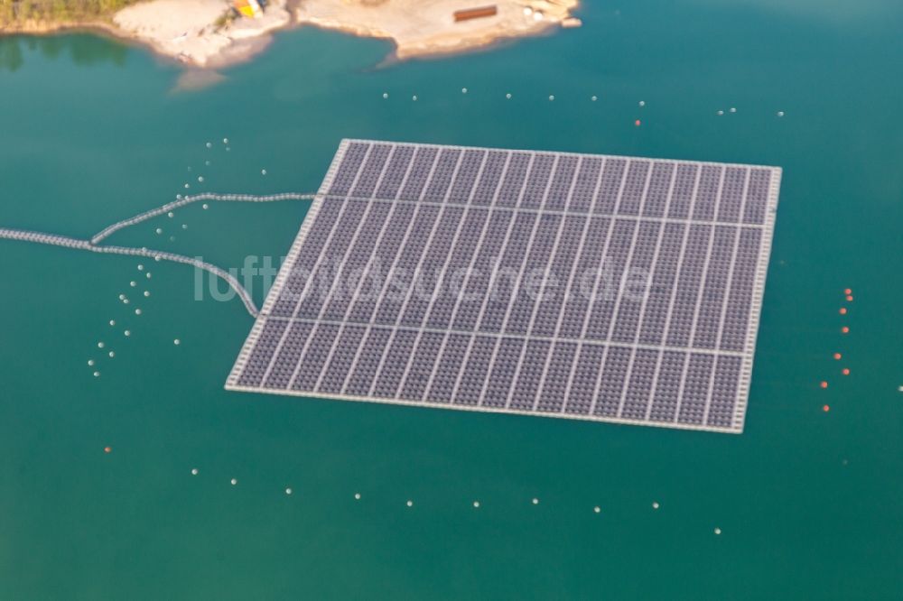 Luftbild Leimersheim - Schwimmendes Solarkraftwerk und Photovoltaik- Anlagen auf einem Baggersee zur Kiesgewinnung in Leimersheim im Bundesland Rheinland-Pfalz, Deutschland