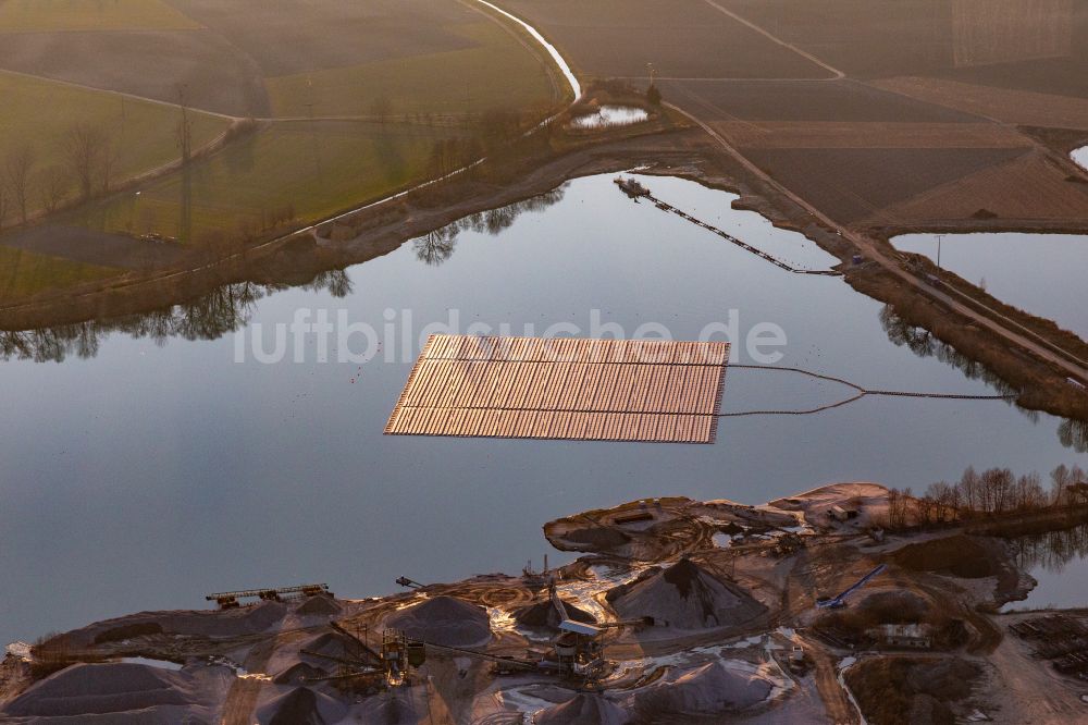 Luftaufnahme Leimersheim - Schwimmendes Solarkraftwerk und Photovoltaik- Anlagen auf einem Baggersee zur Kiesgewinnung in Leimersheim im Bundesland Rheinland-Pfalz, Deutschland