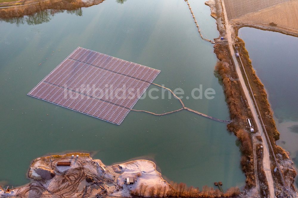 Leimersheim von oben - Schwimmendes Solarkraftwerk und Photovoltaik- Anlagen auf einem Baggersee zur Kiesgewinnung in Leimersheim im Bundesland Rheinland-Pfalz, Deutschland