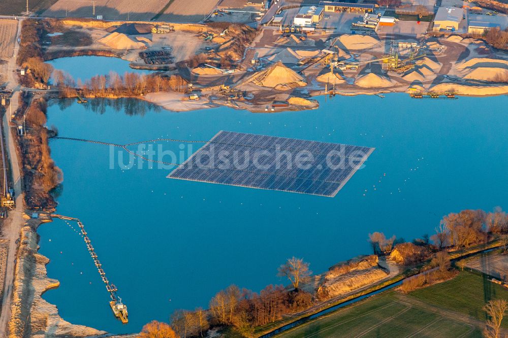 Leimersheim aus der Vogelperspektive: Schwimmendes Solarkraftwerk und Photovoltaik- Anlagen auf einem Baggersee zur Kiesgewinnung in Leimersheim im Bundesland Rheinland-Pfalz, Deutschland