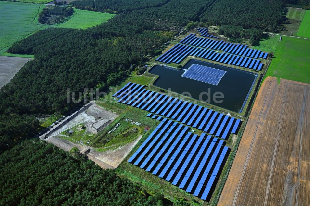 Luftaufnahme Salzwedel - Schwimmendes Solarkraftwerk und Photovoltaik- Anlagen auf einem Wasserzwischenspeicher in Salzwedel im Bundesland Sachsen-Anhalt, Deutschland