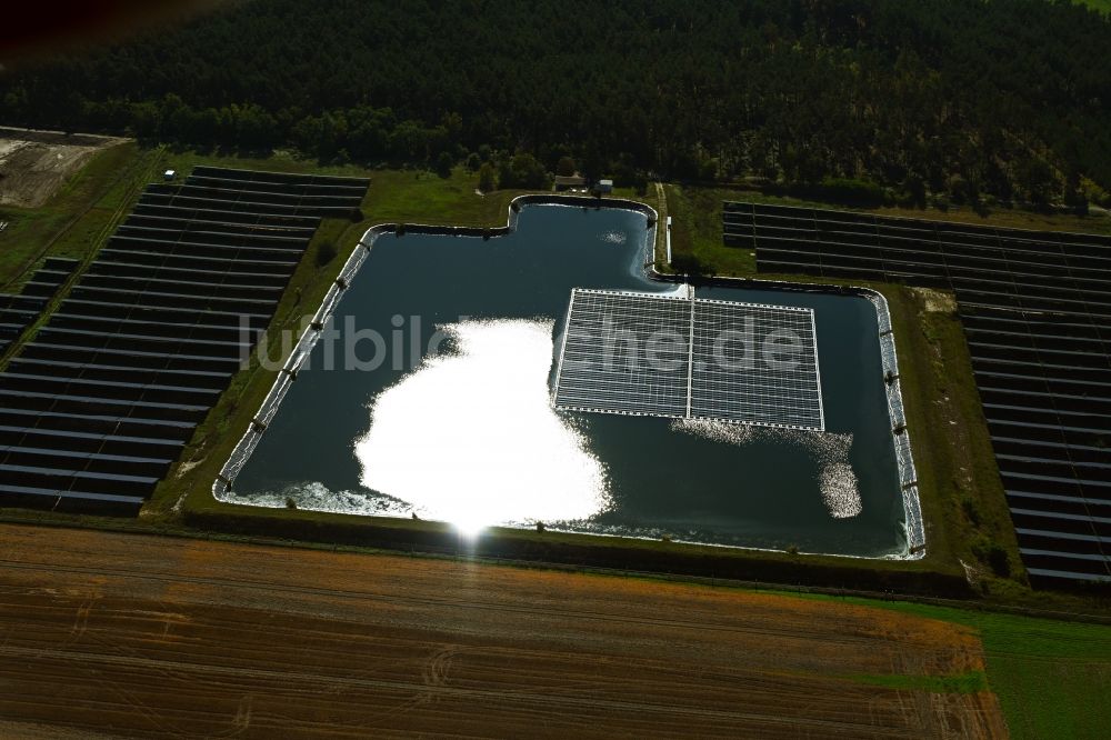 Salzwedel aus der Vogelperspektive: Schwimmendes Solarkraftwerk und Photovoltaik- Anlagen auf einem Wasserzwischenspeicher in Salzwedel im Bundesland Sachsen-Anhalt, Deutschland