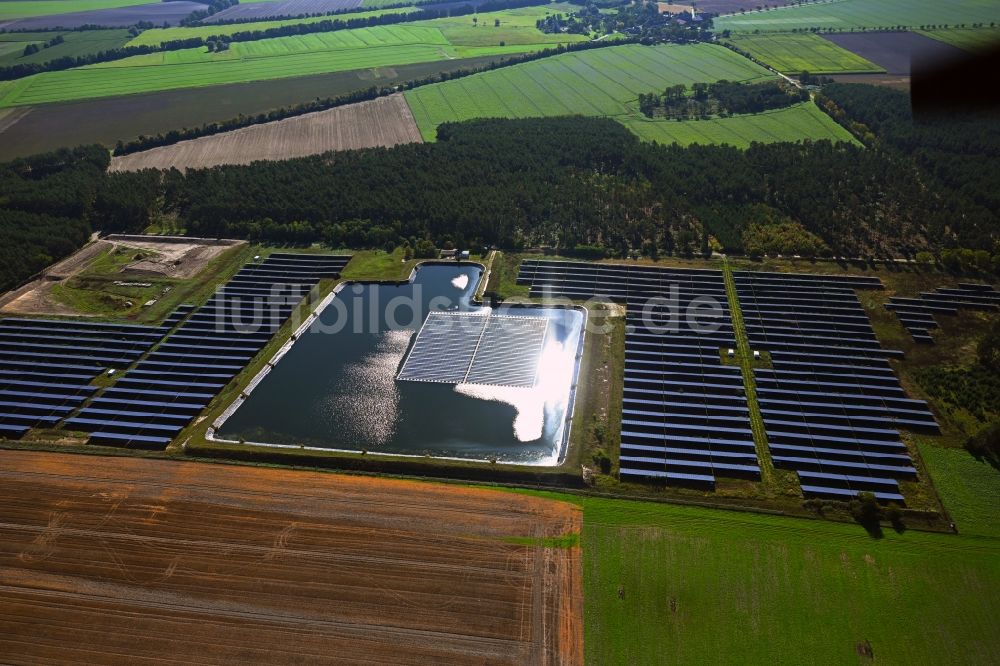 Luftaufnahme Salzwedel - Schwimmendes Solarkraftwerk und Photovoltaik- Anlagen auf einem Wasserzwischenspeicher in Salzwedel im Bundesland Sachsen-Anhalt, Deutschland