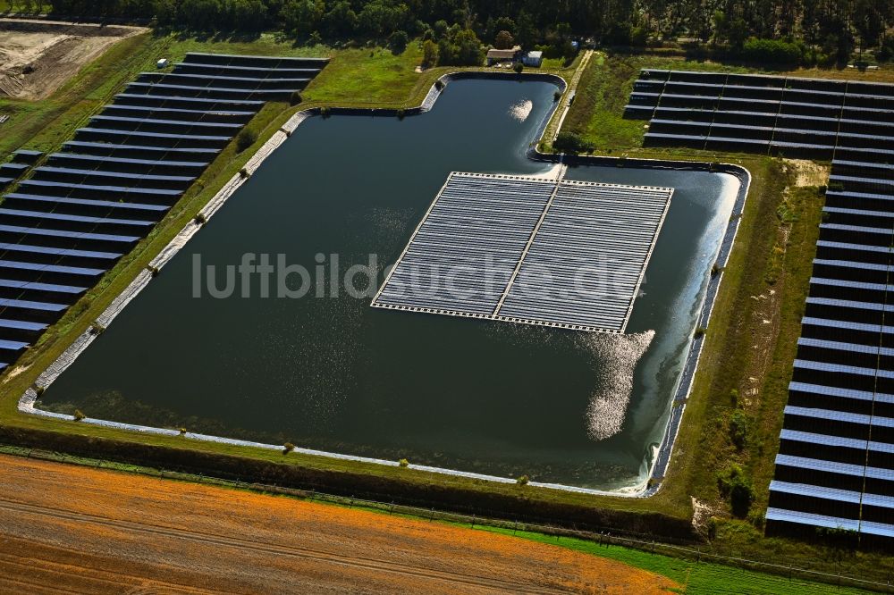 Salzwedel von oben - Schwimmendes Solarkraftwerk und Photovoltaik- Anlagen auf einem Wasserzwischenspeicher in Salzwedel im Bundesland Sachsen-Anhalt, Deutschland