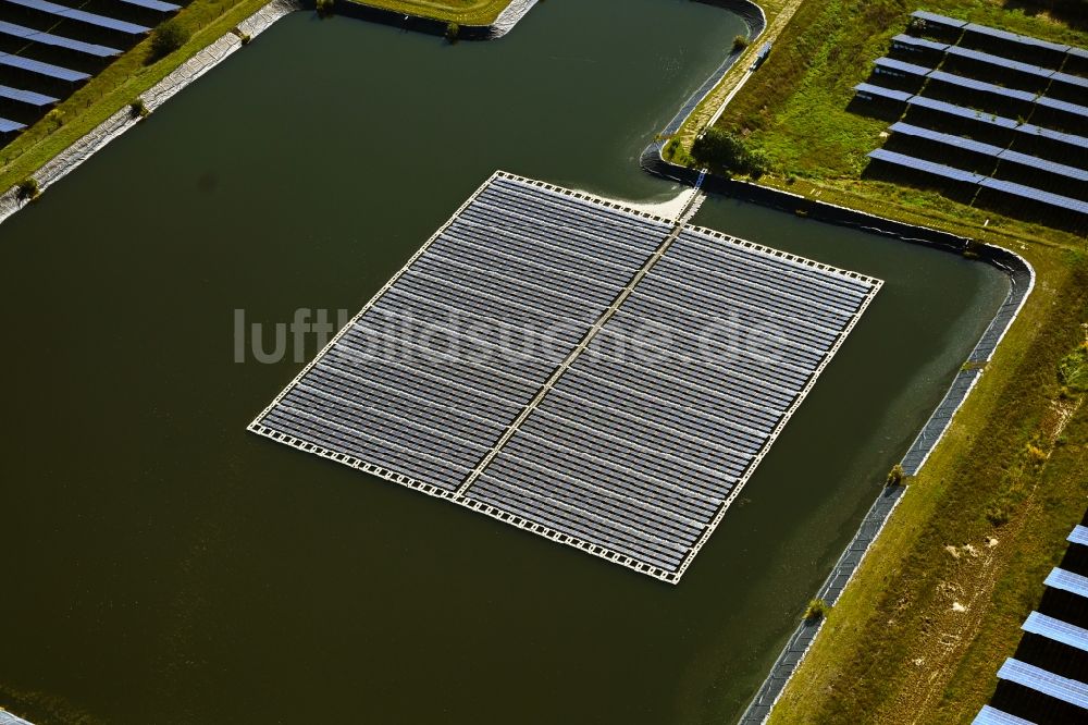 Luftbild Salzwedel - Schwimmendes Solarkraftwerk und Photovoltaik- Anlagen auf einem Wasserzwischenspeicher in Salzwedel im Bundesland Sachsen-Anhalt, Deutschland