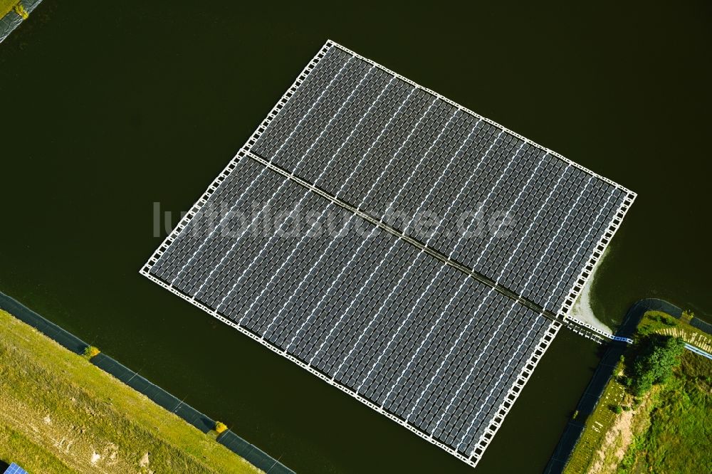 Salzwedel von oben - Schwimmendes Solarkraftwerk und Photovoltaik- Anlagen auf einem Wasserzwischenspeicher in Salzwedel im Bundesland Sachsen-Anhalt, Deutschland