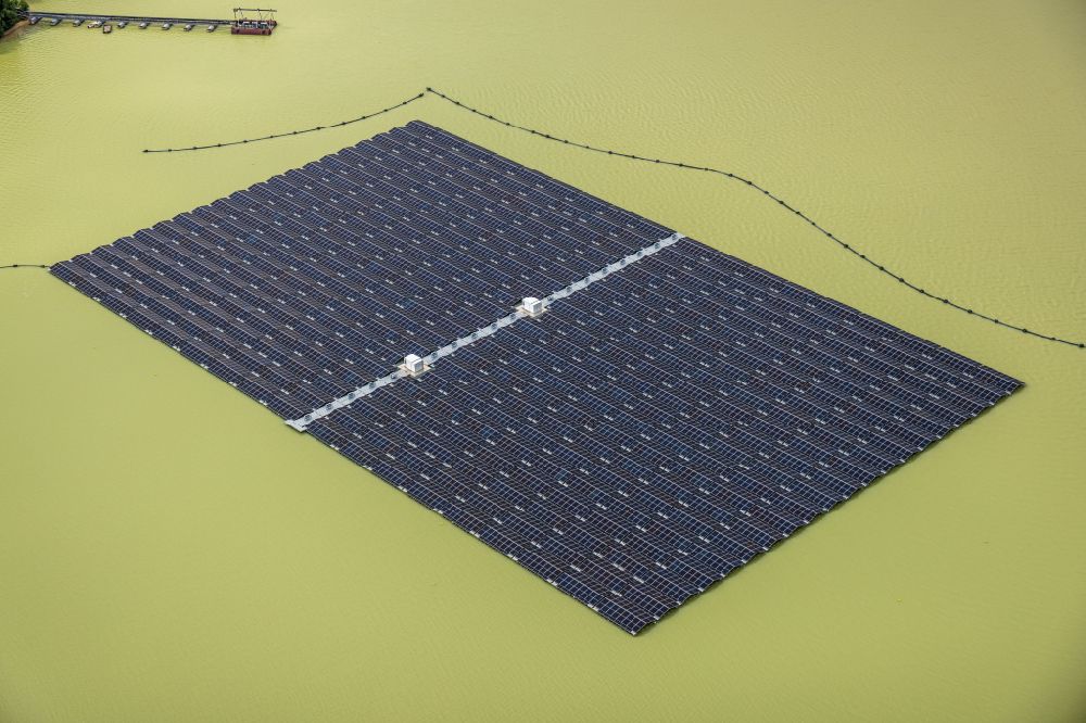 Luftbild Haltern am See - Schwimmendes Solarkraftwerk und Photovoltaik- Anlagen auf dem Silbersee III in Haltern am See im Bundesland Nordrhein-Westfalen, Deutschland