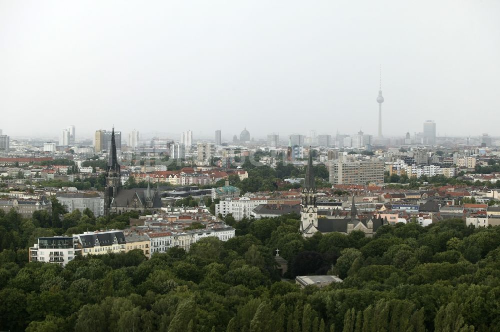 Luftaufnahme Berlin - Südstern mit St. Johannes Basilika und Kirche am Südstern in Berlin im Bundesland Berlin
