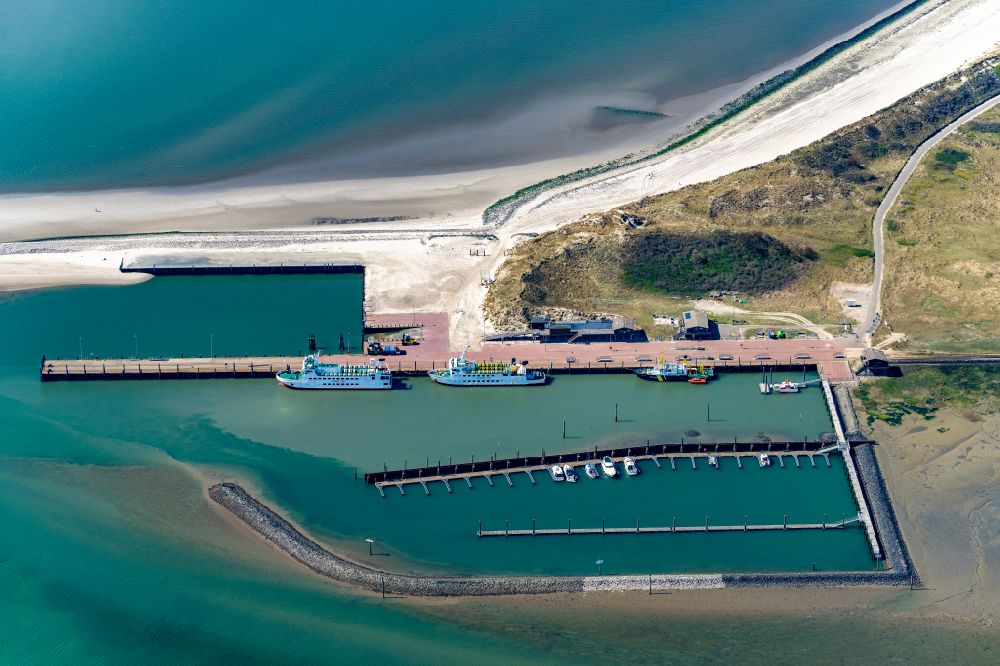 Wangerooge von oben - Südwestliche Küste mit Hafenanlagen auf der Insel Wangerooge im Wattenmeer in der Nordsee im Bundesland Niedersachsen