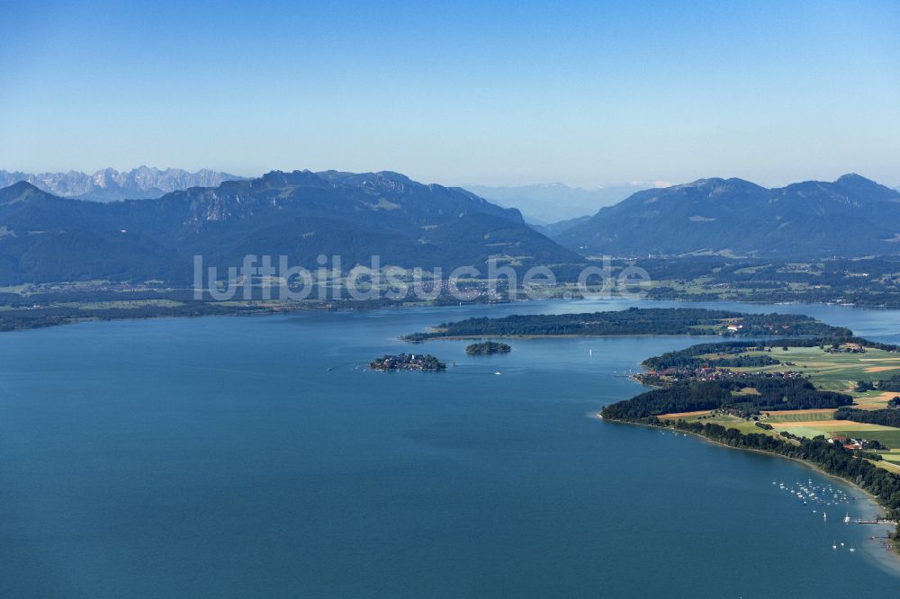 Luftaufnahme Chiemsee - See- Insel Blick über den Chiemsee in Chiemsee im Bundesland Bayern, Deutschland