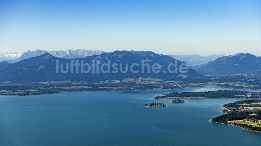 Chiemsee von oben - See- Insel Blick über den Chiemsee in Chiemsee im Bundesland Bayern, Deutschland