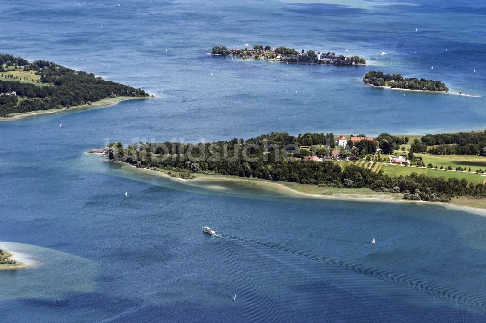 Luftaufnahme Chiemsee - See- Insel auf dem Chiemsee (Fraueninsel, Herreninsel und Krautinsel) in Chiemsee im Bundesland Bayern, Deutschland