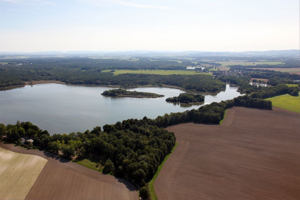 Kamenz aus der Vogelperspektive: See- Insel im Deutsch-Baselitzer Großteich in Kamenz im Bundesland Sachsen, Deutschland