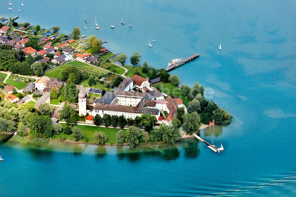 Luftbild Chiemsee - See- Insel der Frauerninsel mit dem Kloster der Abtei Frauenwörth in Chiemsee im Bundesland Bayern, Deutschland