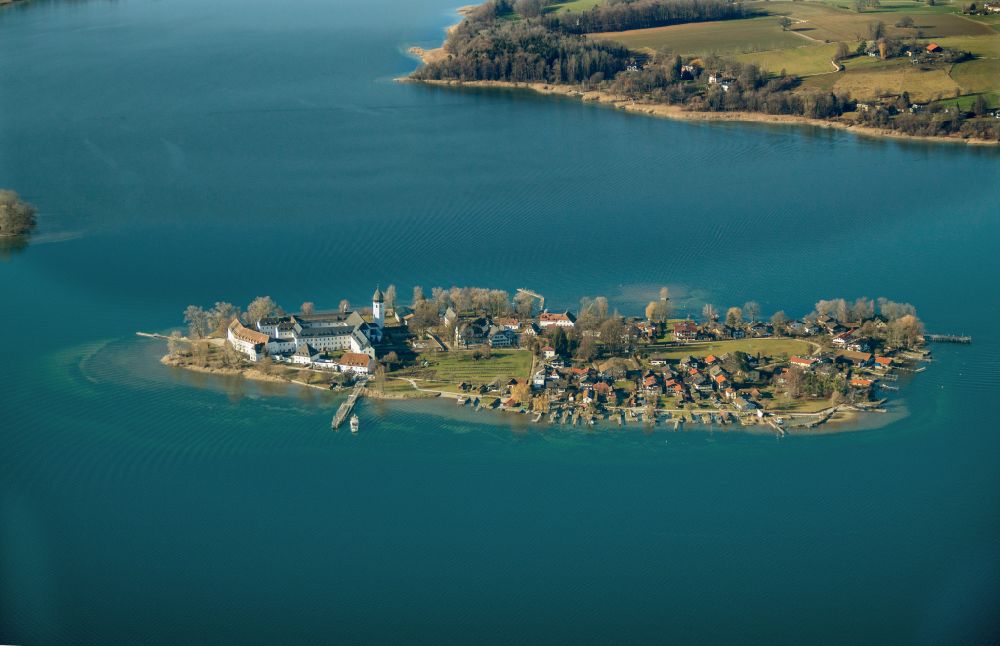 Luftaufnahme Chiemsee - See- Insel der Frauerninsel mit dem Kloster der Abtei Frauenwörth in Chiemsee im Bundesland Bayern, Deutschland