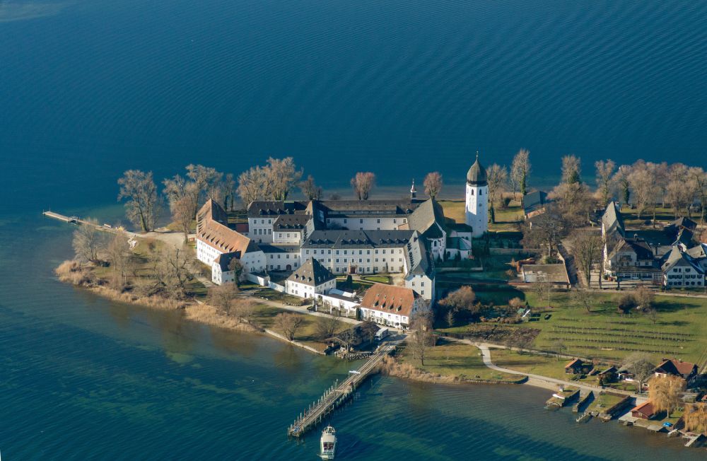 Luftaufnahme Chiemsee - See- Insel der Frauerninsel mit dem Kloster der Abtei Frauenwörth in Chiemsee im Bundesland Bayern, Deutschland