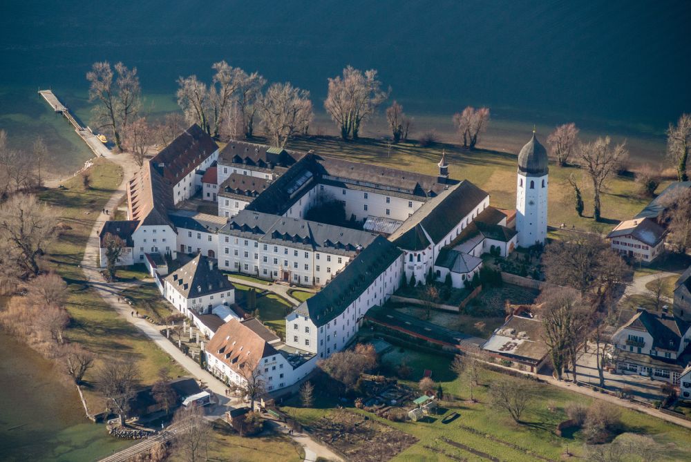 Luftbild Chiemsee - See- Insel der Frauerninsel mit dem Kloster der Abtei Frauenwörth in Chiemsee im Bundesland Bayern, Deutschland