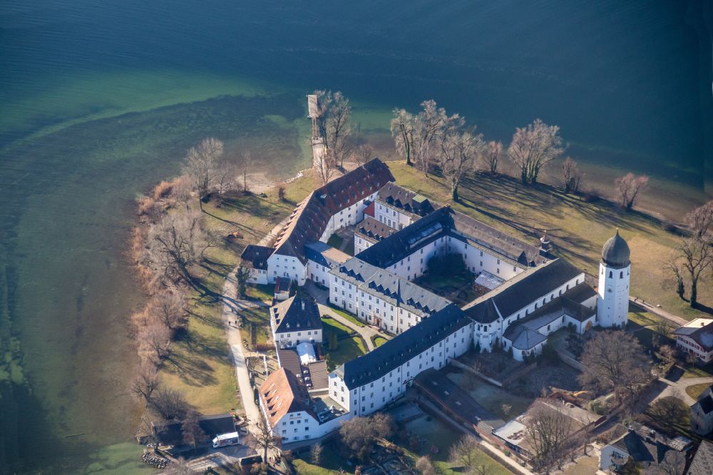 Chiemsee von oben - See- Insel der Frauerninsel mit dem Kloster der Abtei Frauenwörth in Chiemsee im Bundesland Bayern, Deutschland