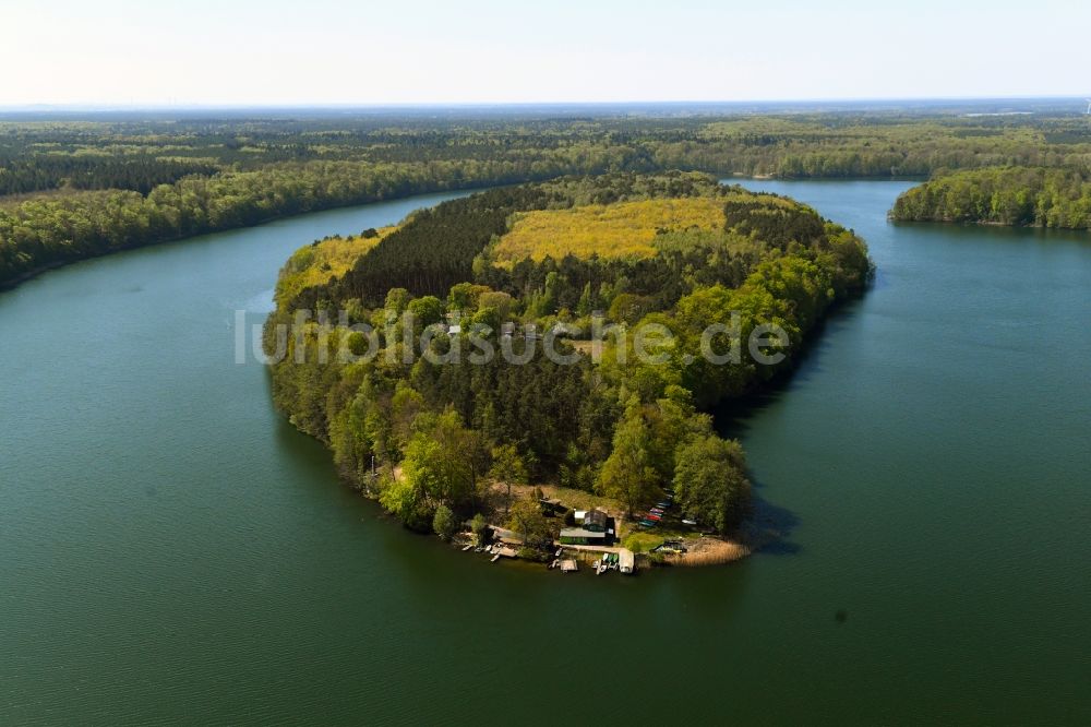Lanke aus der Vogelperspektive: See- Insel Großer Werder im Liepnitzsee in Lanke im Bundesland Brandenburg, Deutschland