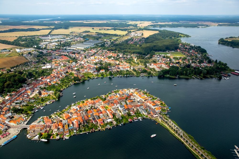 Malchow aus der Vogelperspektive: See- Insel auf dem Malchower See entlang der Langen Straße in Malchow im Bundesland Mecklenburg-Vorpommern