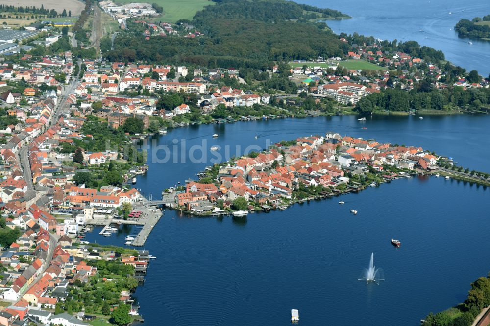 Luftaufnahme Malchow - See- Insel auf dem Malchower See entlang der Langen Straße in Malchow im Bundesland Mecklenburg-Vorpommern